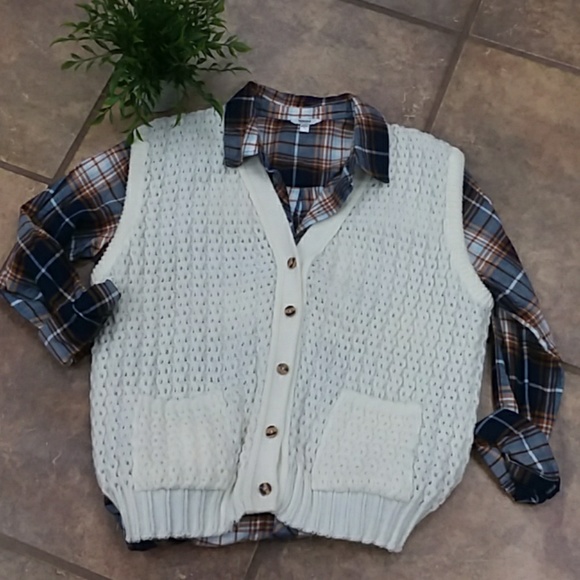 Sweaters - VINTAGE Cream button up sweater vest med/large